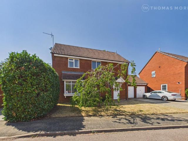 3 bedroom link detached house for sale