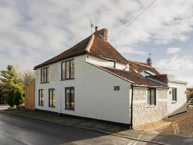 3 bedroom link detached house for sale