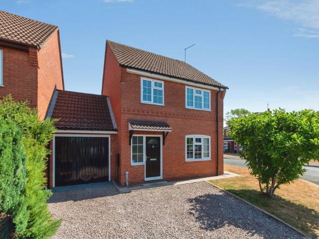 3 bedroom link detached house for sale