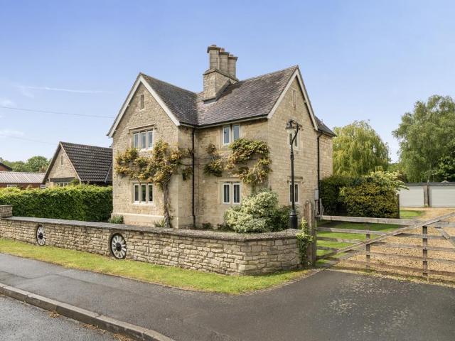 3 bedroom link detached house for sale