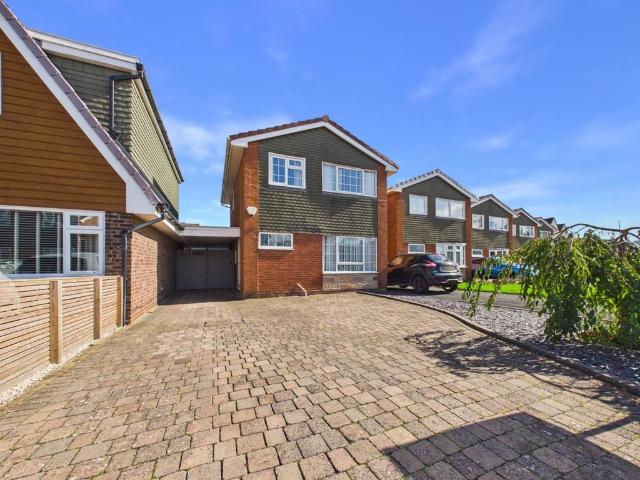 3 bedroom link detached house for sale