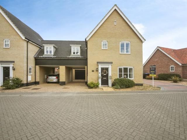 3 bedroom link detached house for sale