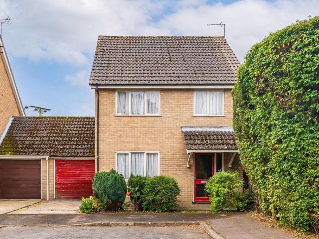 3 bedroom link detached house for sale