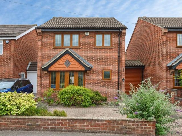 3 bedroom link detached house for sale