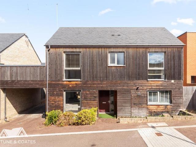 3 bedroom link detached house for sale