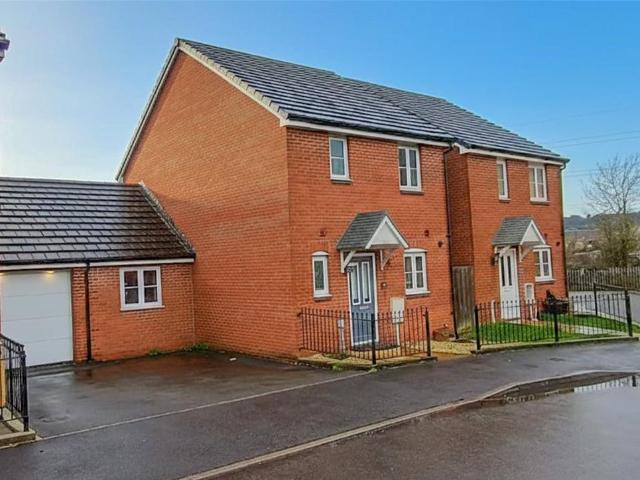 4 bedroom link detached house for sale