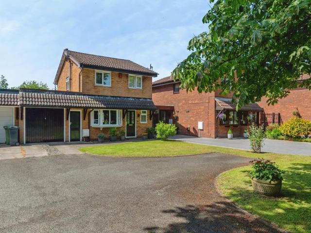3 bedroom link detached house for sale