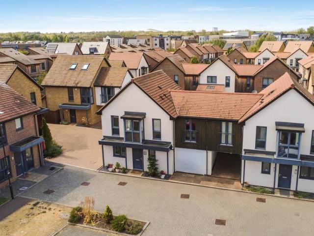 3 bedroom link detached house for sale