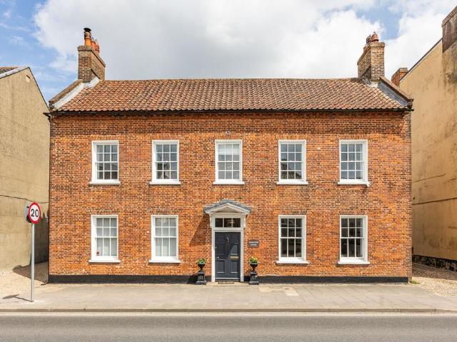 3 bedroom link detached house for sale
