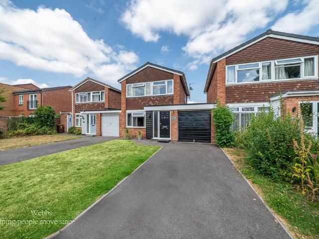 3 bedroom link detached house for sale