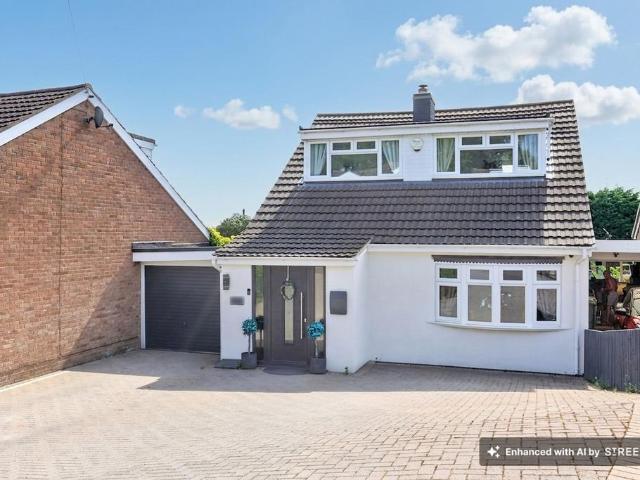 3 bedroom link detached house for sale