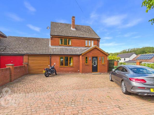 3 bedroom link detached house for sale