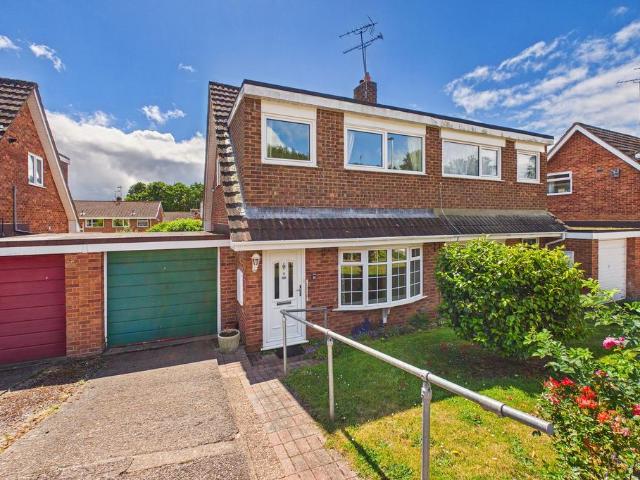 3 bedroom link detached house for sale