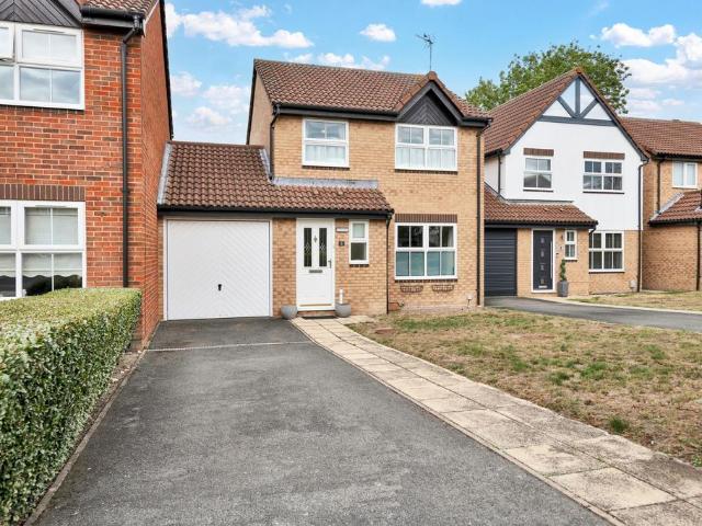 3 bedroom link detached house for sale