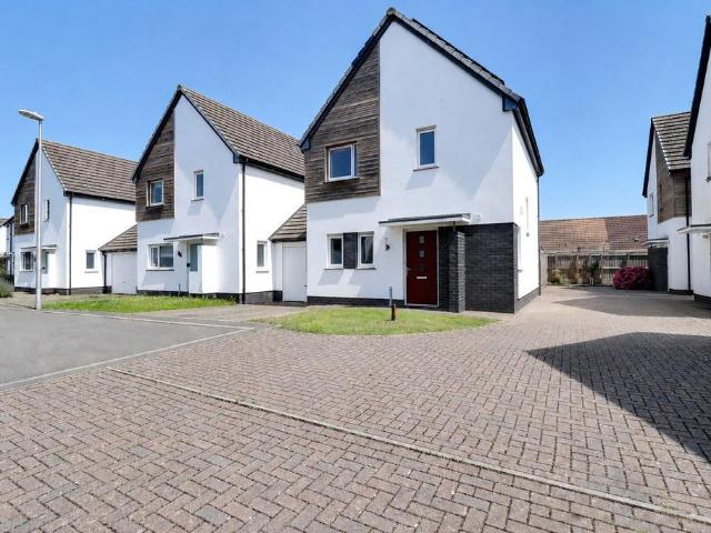3 bedroom link detached house for sale