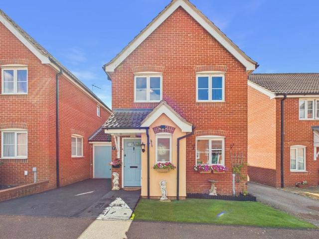 3 bedroom link detached house for sale