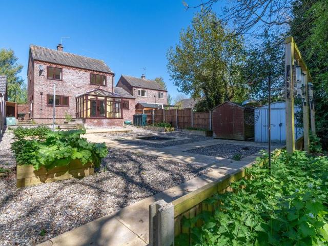 3 bedroom link detached house for sale