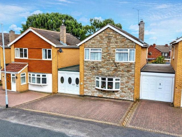 3 bedroom link detached house for sale