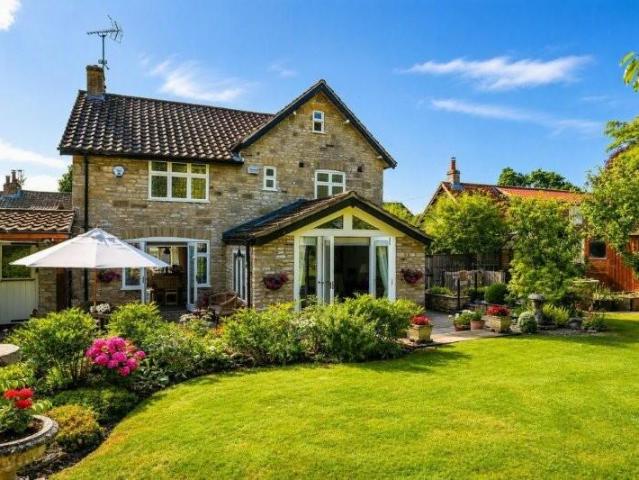 3 bedroom link detached house for sale