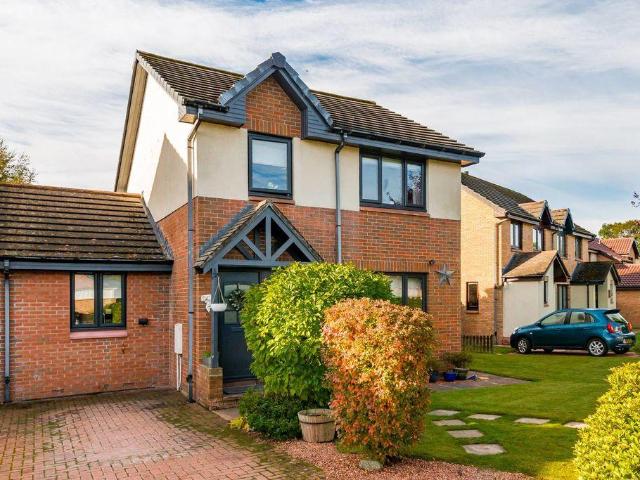 3 bedroom link detached house for sale