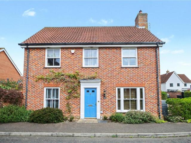 3 bedroom link detached house for sale