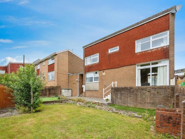 3 bedroom link detached house for sale