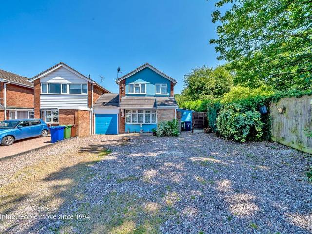 3 bedroom link detached house for sale