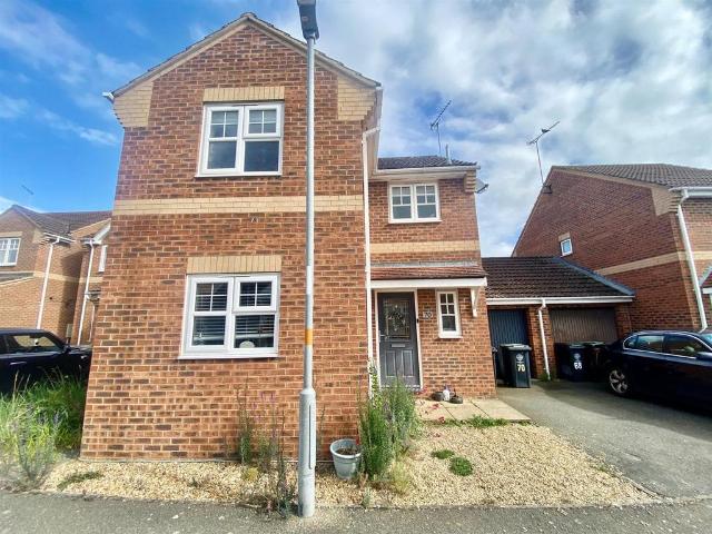 3 bedroom link detached house for sale