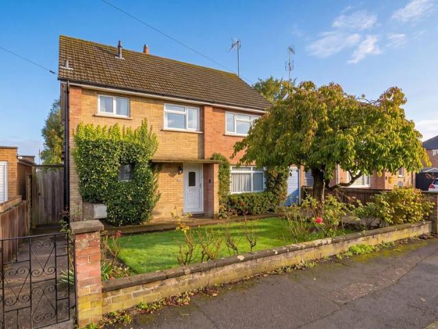 3 bedroom link detached house for sale