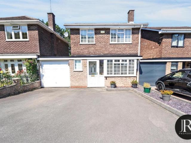 3 bedroom link detached house for sale