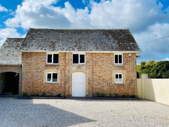 3 bedroom link detached house for sale