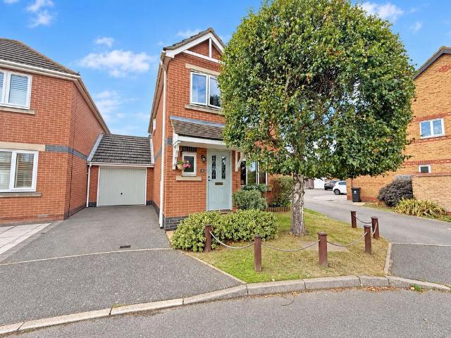 3 bedroom link detached house for sale