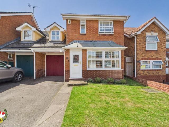 3 bedroom link detached house for sale