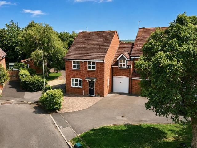 3 bedroom link detached house for sale