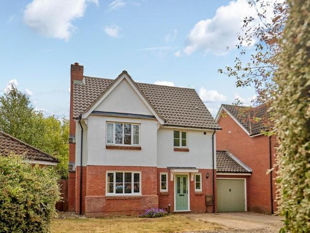 3 bedroom link detached house for sale