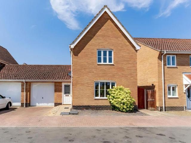 3 bedroom link detached house for sale