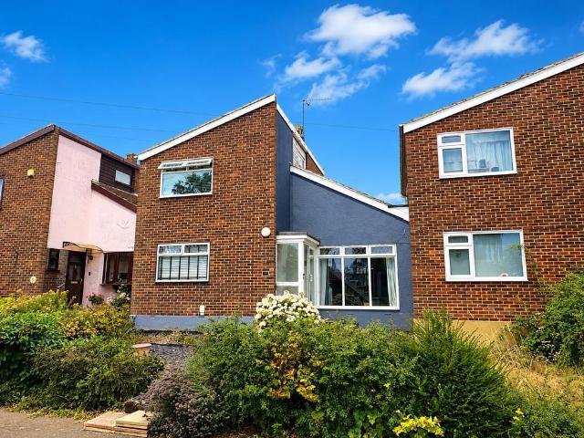 3 bedroom link detached house for sale