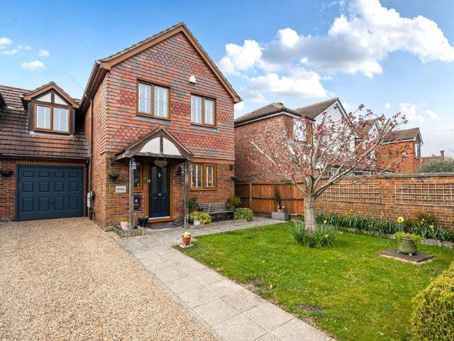 3 bedroom link detached house for sale