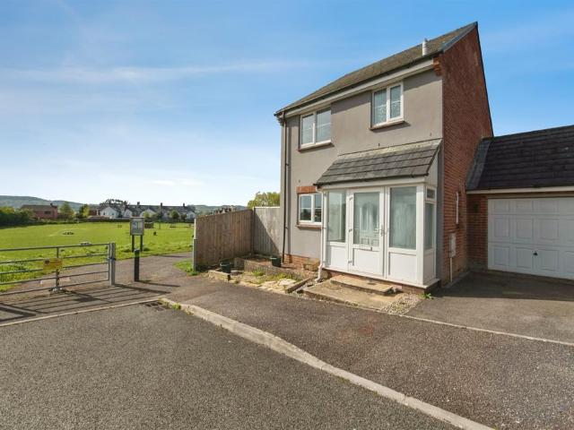 3 bedroom link detached house for sale