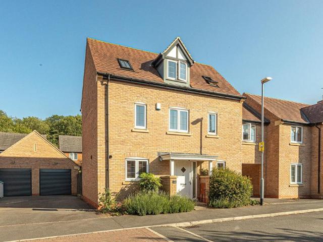3 bedroom link detached house for sale
