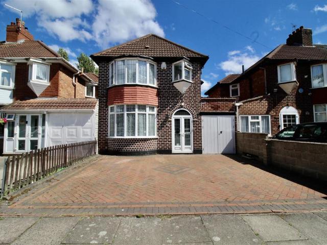 3 bedroom link detached house for sale