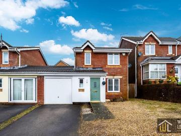 3 bedroom link detached house for sale