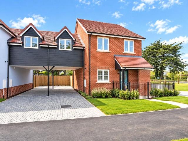3 bedroom link detached house for sale