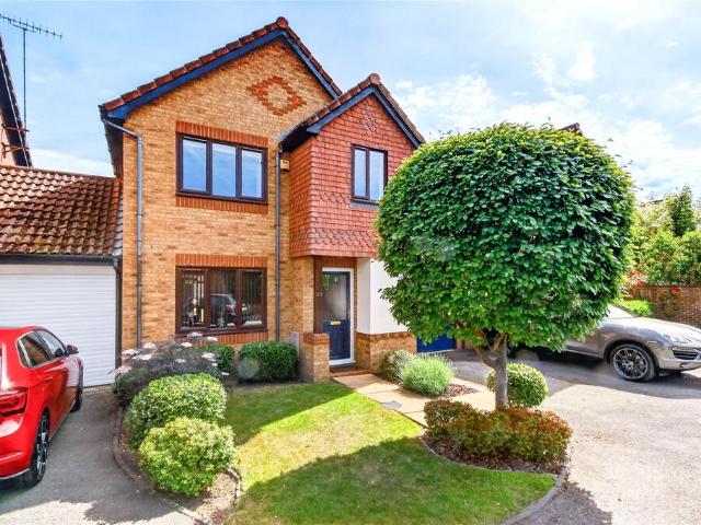 3 bedroom link detached house for sale
