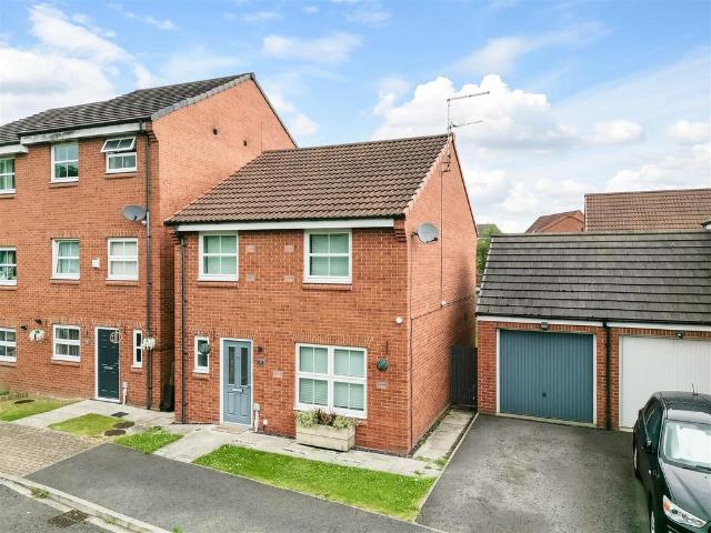 3 bedroom link detached house for sale