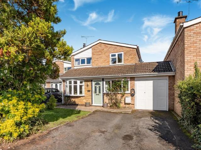 3 bedroom link detached house for sale