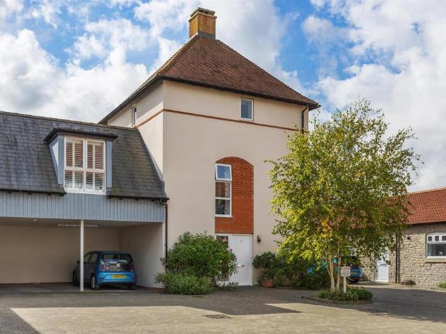 3 bedroom link detached house for sale