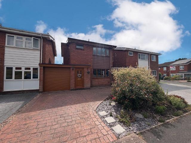 3 bedroom link detached house for sale