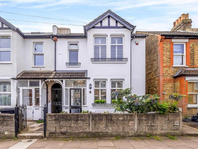 3 bedroom link detached house for sale