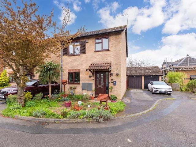 3 bedroom link detached house for sale